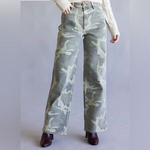 KanCan Camouflage High Rise Wide Leg Jeans. Size 15/31